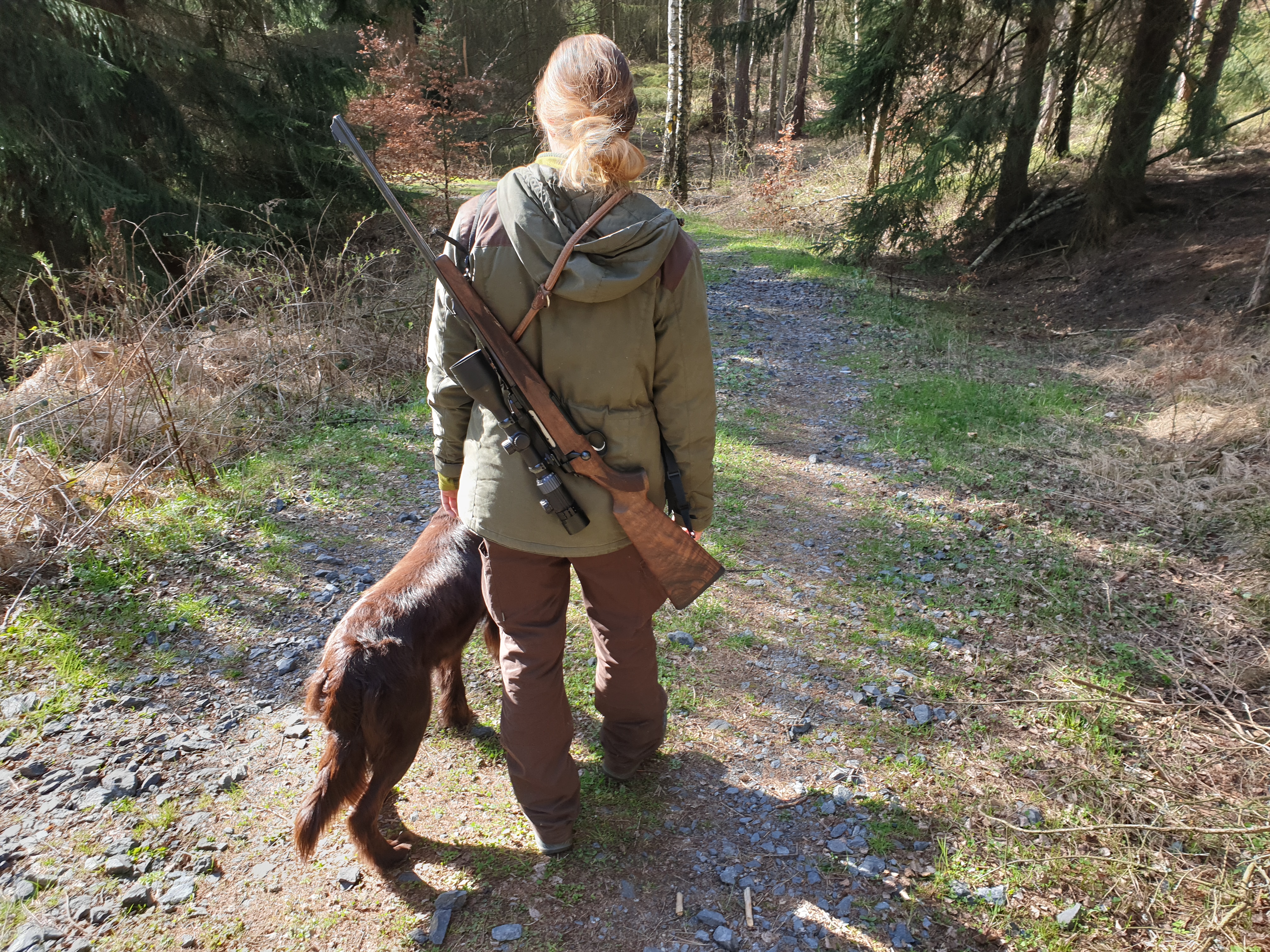 Anna mit Hund auf Waldweg